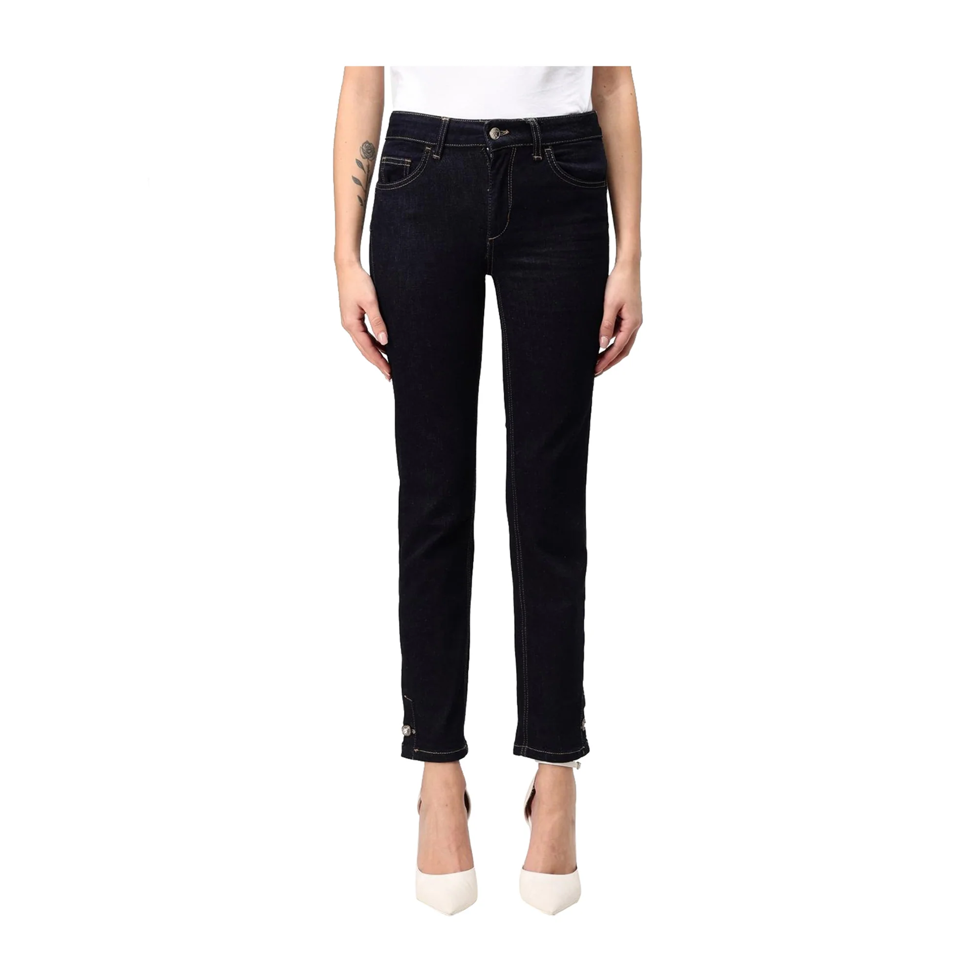 Jeans Donna con bottoni gioiello sul fondo