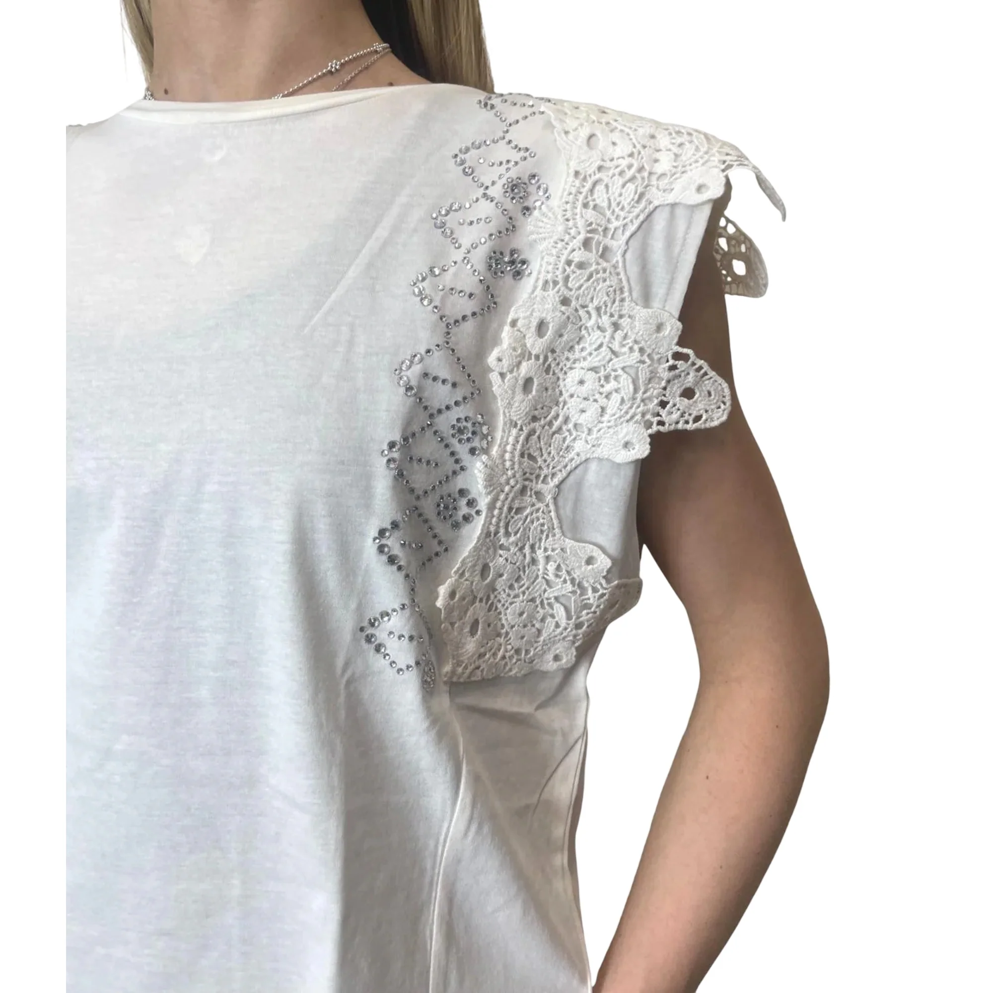 T-shirt bianca con pizzo e strass sulle maniche - Image 4