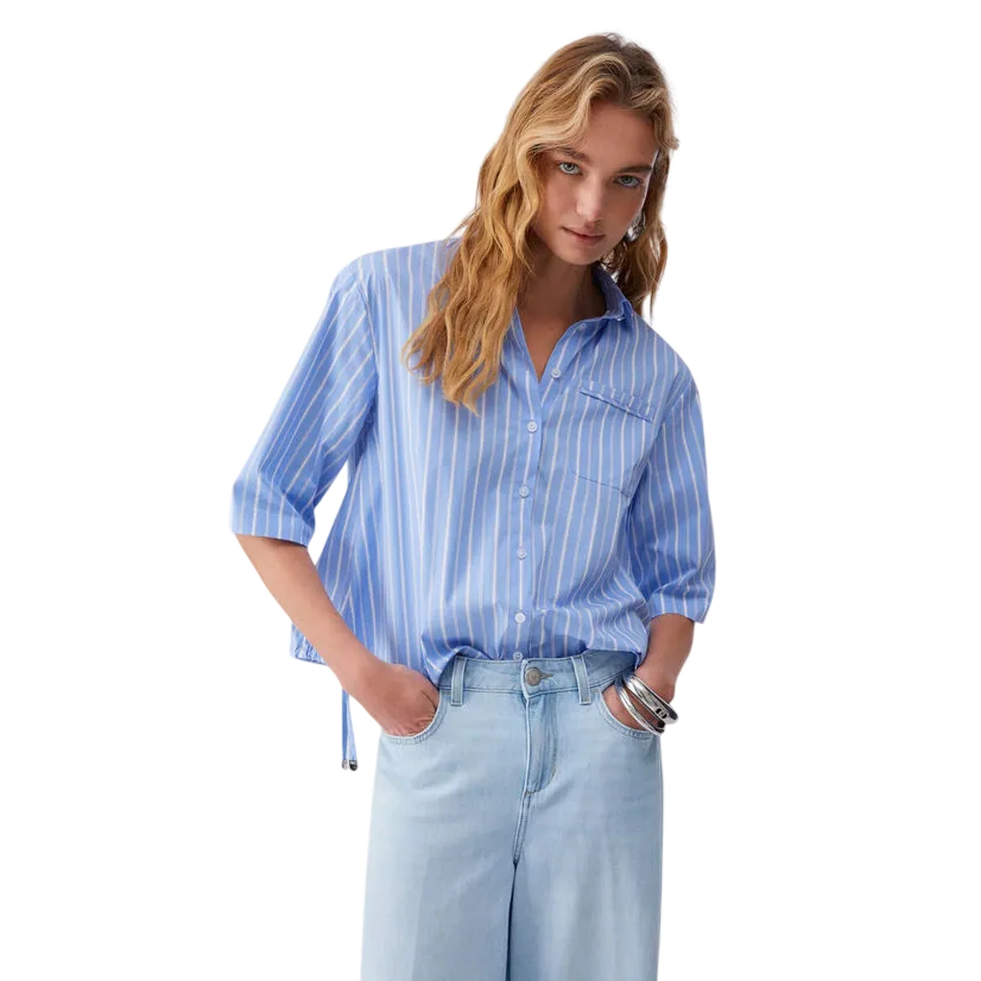 Camicia azzurra a righe con tasca sul petto
